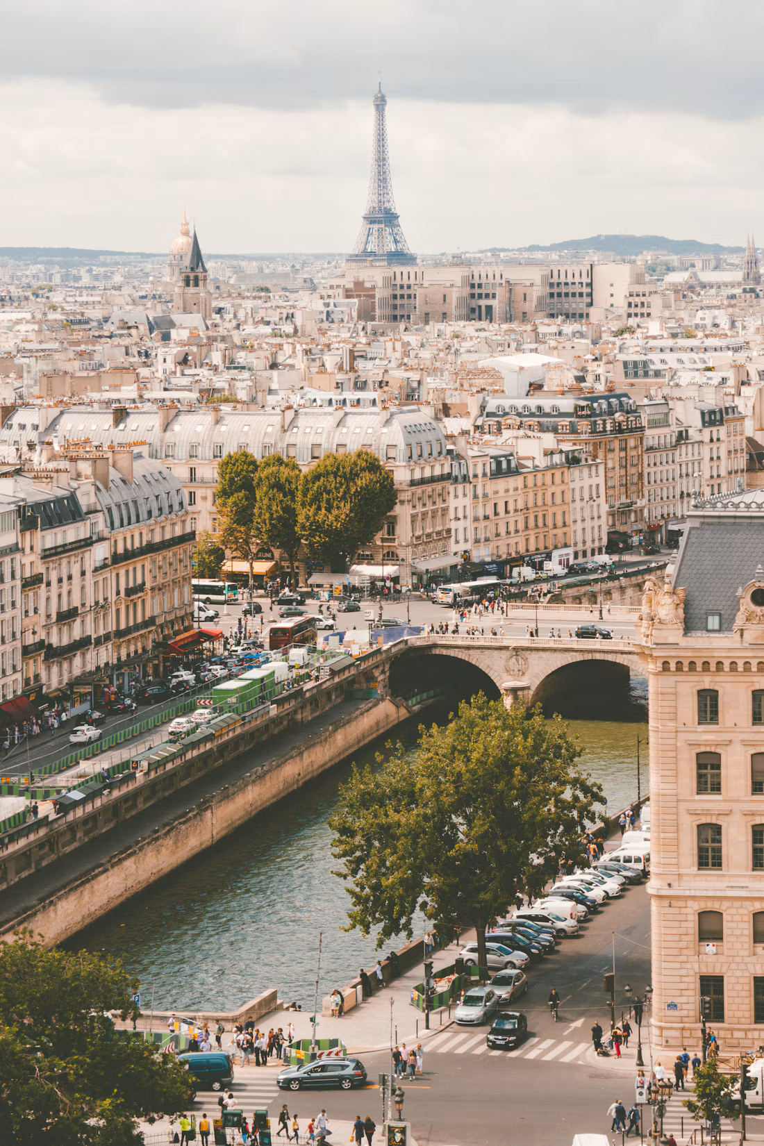Toàn cảnh Paris với tháp Eiffel nhìn từ trên cao